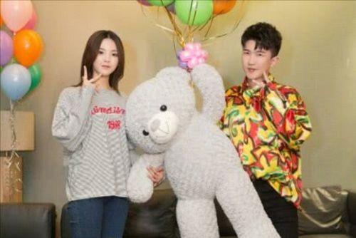 娛樂圈的日常吃瓜,揭秘明星們的日?！俺怨稀鄙?></a></li>
              </ul>
            </div>
                                    <div   id=