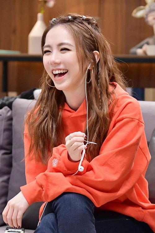 娛樂吃瓜小妹鄧紫棋,娛樂界的吃瓜小妹，揭秘娛樂圈背后的故事