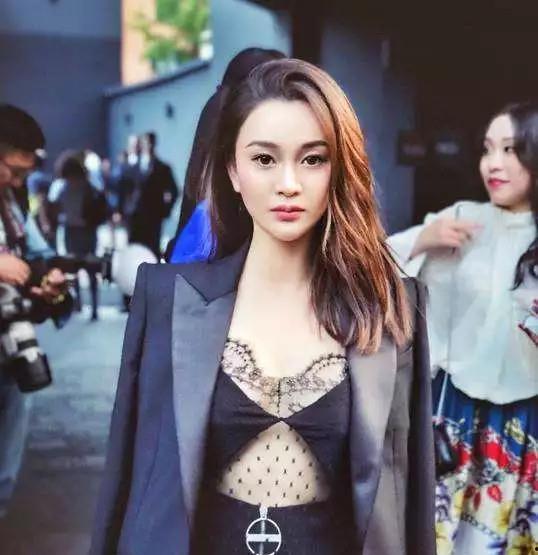 浴袍出鏡的娛樂(lè)吃瓜博主,揭秘娛樂(lè)圈幕后故事